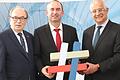 Die Präsidenten der Handwerkskammer für Unterfranken, Walter Heußlein (links), und der IHK, Dr. Klaus D. Mapara (rechts), gemeinsam mit Wirtschaftsminister Hubert Aiwanger. Foto: IHK/Krömer       -  Die Präsidenten der Handwerkskammer für Unterfranken, Walter Heußlein (links), und der IHK, Dr. Klaus D. Mapara (rechts), gemeinsam mit Wirtschaftsminister Hubert Aiwanger. Foto: IHK/Krömer