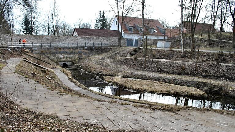 Gründlich aufgeräumt wurde im Klostergarten, er soll wieder gut begehbar werden.