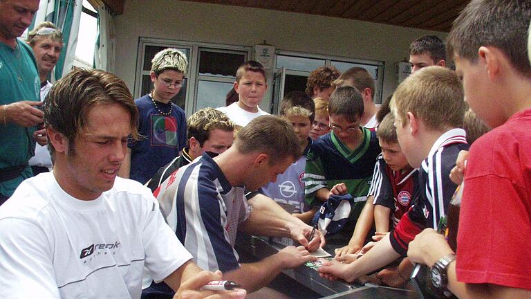 Gefragte Autogramme: Bernd Korzynietz erfüllte speziell in seiner unterfränkischen Heimat ausgiebig die Wünsche der Fans, hier bei einem Gastspiel der Gladbacher All Stars in Bad Neustadt. Gefragte Autogramme: Bernd Korzynietz erfüllte speziell in seiner unterfränkischen Heimat ausgiebig die Wünsche der Fans, hier bei einem Gastspiel der Gladbacher All Stars in Bad Neustadt.