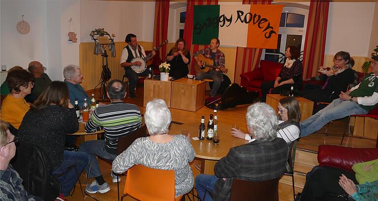 Die Gruppe Shaggy Rovers mit (von links) Thomas Bachleitner, Sabrina Racky und Bastian Racky sorgte beim irischen Abend für eine bis auf den letzten Platz besetzte Bürgerstube.