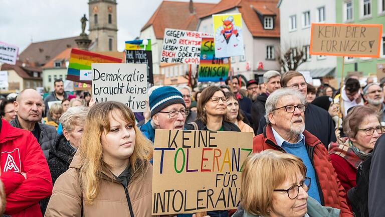 Mehrere Tausend Menschen nahmen im Februar an der Demonstration für Demokratie durch die Innenstadt von Bad Neustadt teil. Von einem 'Leuchtsignal der Toleranz' spricht die 'Erklärung zur wehrhaften Demokratie', die der Kreistag in seiner jüngsten Sitzung verabschiedete, in dem Zusammenhang.