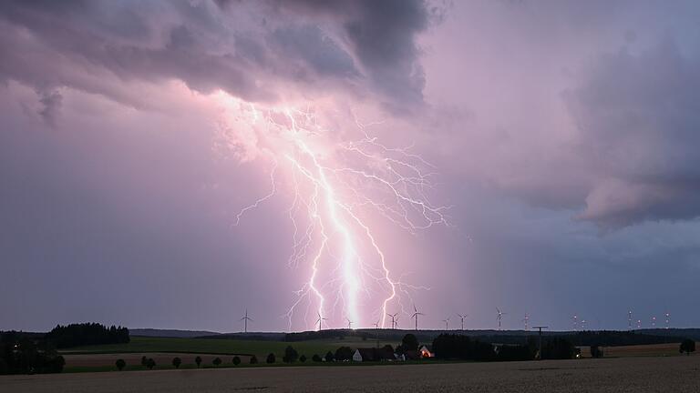 Gewitter in Baden-Württemberg       -  Bis zu 30.000 Grad Celsius entstehen in einem Blitzkanal. (Archivbild)