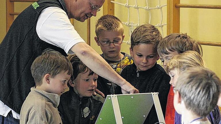 Vom Solardings zum Solarmodul: Rainer Gutermann erklärt den Kindergartenkindern aus Arnstein, wie Energiegewinnung, Aufbereitung und Abgabe funktionieren kann. Vom Solardings zum Solarmodul: Rainer Gutermann erklärt den Kindergartenkindern aus Arnstein, wie Energiegewinnung, Aufbereitung und Abgabe funktionieren kann.