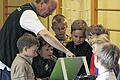 Vom Solardings zum Solarmodul: Rainer Gutermann erklärt den Kindergartenkindern aus Arnstein, wie Energiegewinnung, Aufbereitung und Abgabe funktionieren kann.