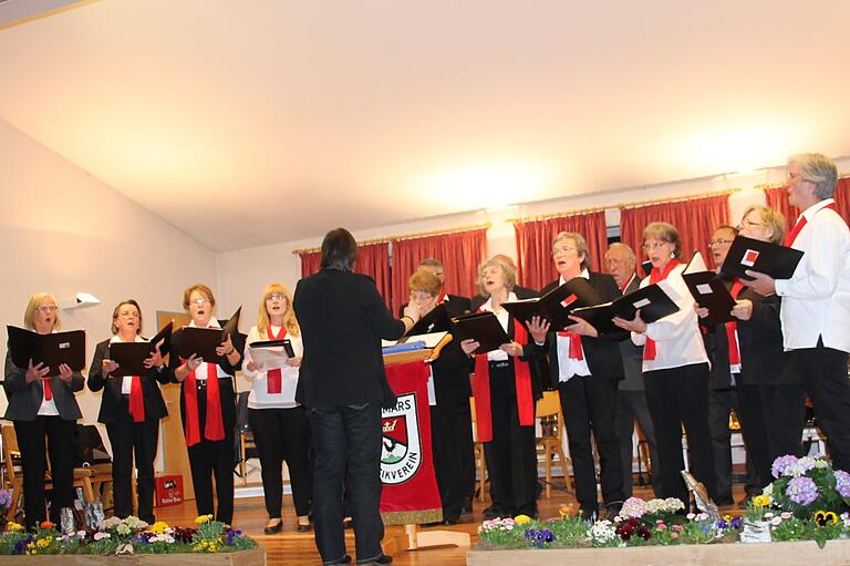 Die Damen und Herren des Kirchenchors Filke/Willmars unter der Leitung von Heike Dankert gaben ebenfalls drei Gesangsstücke über die Jahreszeiten, die Rhöner Heimat und die Freude zum Besten.