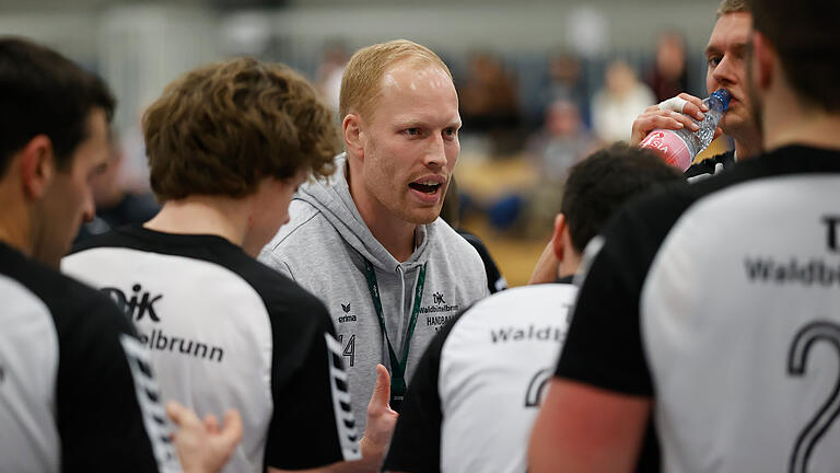 Spielertrainer Julian Bötsch (Bildmitte) und seine DJK Waldbüttelbrunn sind aus der Dritten Handballliga abgestiegen.