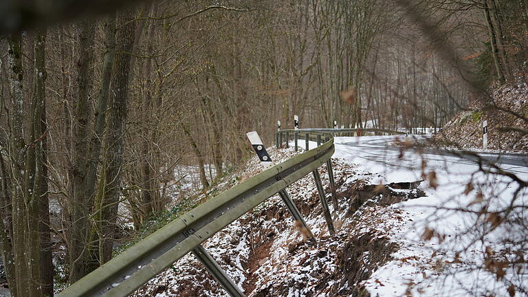 Nach dem Hochwasser im Januar: Staatsstraße 2288 zwischen Schmalwasser (Gemeinde Sandberg, Landkreis Rhön Grabfeld) und Steinach (Ortsteil von Bad Bocklet, Landkreis Bad Kissingen) abgerutscht. Die Straße ist weiterhin gesperrt.