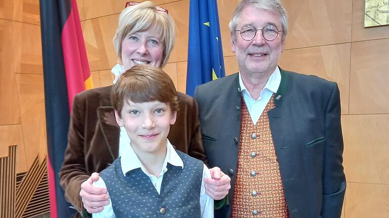 Felix Bösel hat seinem Vater das Leben gerettet und wurde dafür mit der Patrona Bavariae Medaille ausgezeichnet. Das Bild zeigt ihn gemeinsam mit seinen Eltern Elisabeth und Wolfgang Bösl bei der Preisverleihung.