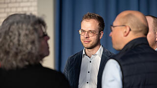 Infoveranstaltung in Himmelstadt zur geplanten Geflüchtetenunterkunft       -  Rund 300 Menschen besuchen am 07.04.25 die Informationsveranstaltung in der Mehrzweckhalle in Himmelstadt zur geplanten und umstrittenen Unterkunft für Geflüchtete. Zum Diskussionsabend wurden auch Vertreter der Politik, der Regierung und der Polizei geladen. Im Bild: Stefan Krebs, Leiter der Abteilung kommunale und soziale Angelegenheiten im Landratsamt Main-Spessart.