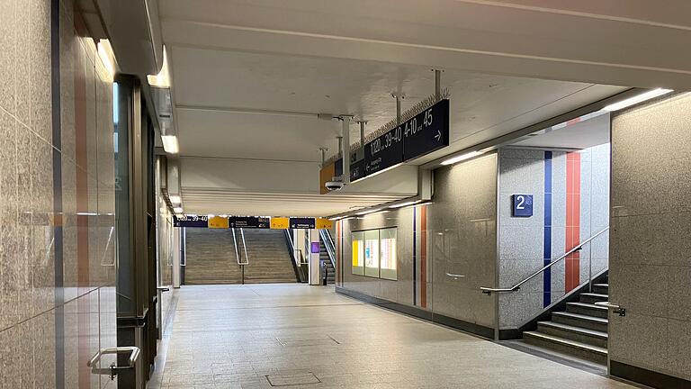 Abschluss im Prozess wegen tödlichen Messerstichs       -  Der Fall ereignete sich im Juni 2024 im Gebäude des Hauptbahnhofs Kaiserslautern.