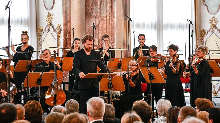 Volle Konzentration: Julian Prégardien und die Freiburger im Kaisersaal.