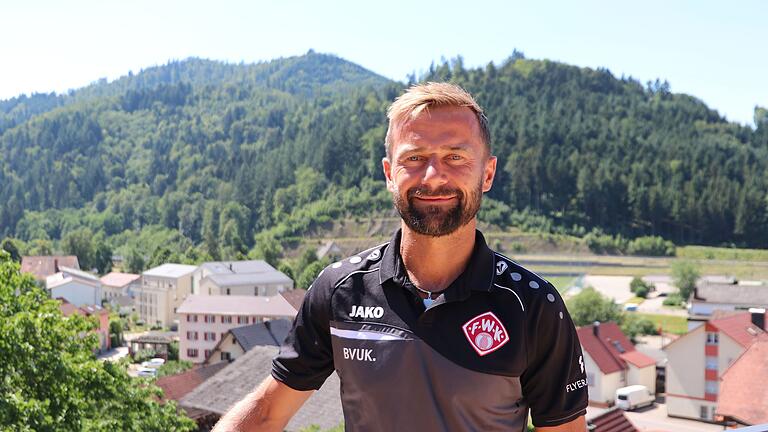 Trainer-Interview vor Schwarzwald-Kulisse: Kickers-Chefcoach Michael Schiele auf der Dachterrasse des Mannschaftshotels in Lautenbach.