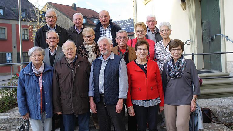 Klassentreffen des Bergrheinfelder Jahrgangs 1938/39: Das Bild zeigt die ehemaligen &quot;ABC-Schützen&quot; vor der Maria-Schmerz-Kirche.