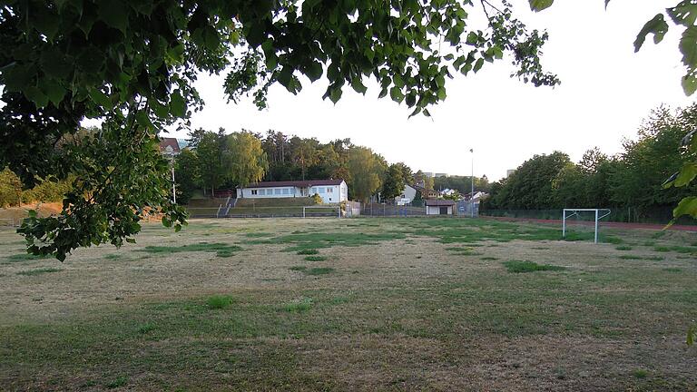 Der alte Sportplatz in Herschfeld hat ausgedient und wird neu gestaltet. Unter anderem wird auf dem Gelände ein zweiter Kindergarten in dem Stadtteil errichtet.