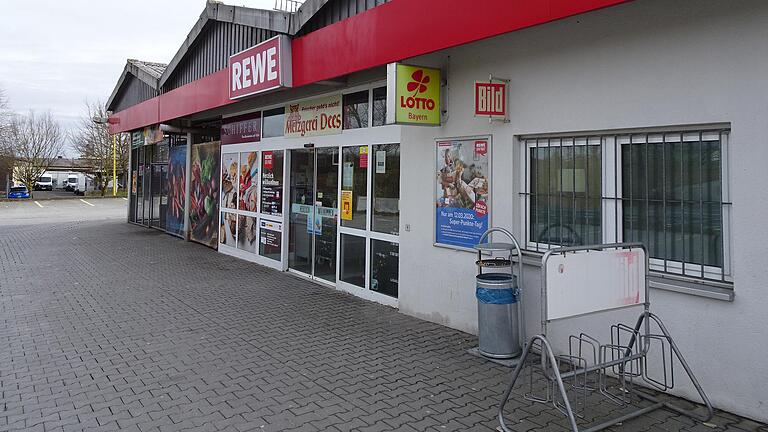 Eine beliebte Anlaufstelle für die innerörtlichen Einkäufe: Der Rewe-Markt am Gerbrunner Kirschberg. Eine beliebte Anlaufstelle für die innerörtlichen Einkäufe: Der Rewe-Markt am Gerbrunner Kirschberg.