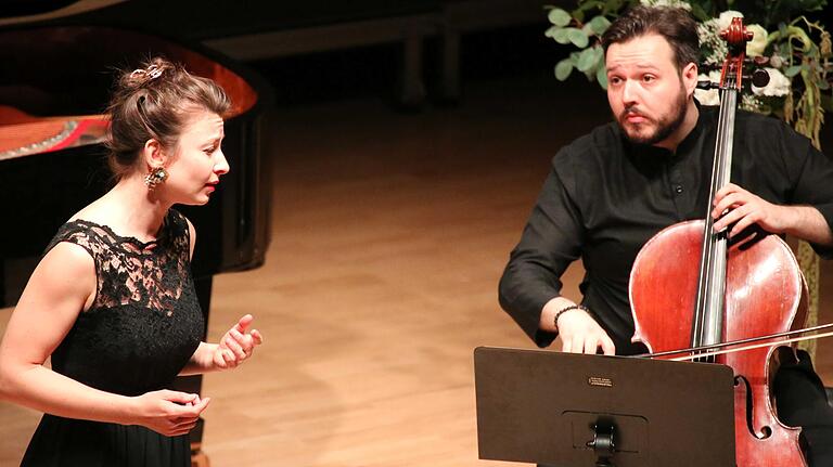 Volle Konzentration beim Zusammenspiel: Sopranistin Marie Hänsel mit Cellist Florian Schmidt-Bartha mit Beethovens Lied &quot;Again my Lyre&quot; auf dem Weg zum Beethoven-Kammermusikpreis.