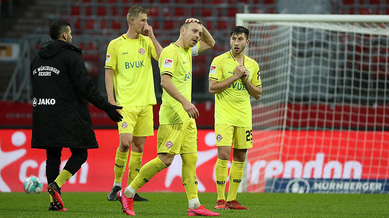 Enttäuschte Kickers nach dem Last-Minute-1:2 beim 1. FC Nürnberg (v.li.): Chris David, Niklas Hoffmann, Kapitän Arne Feick und Dominik Meisel.