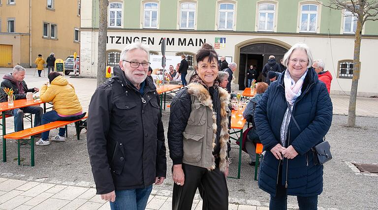 Die Kitzinger Bürgermeister Manfred Freitag und Astrid Glos zusammen mit Claudia Biebl (Mitte) bei der Eröffnung von 'Carlotta am Main' am Sonntag. Die Kitzinger Bürgermeister Manfred Freitag und Astrid Glos zusammen mit Claudia Biebl (Mitte) bei der Eröffnung von 'Carlotta am Main' am Sonntag.
