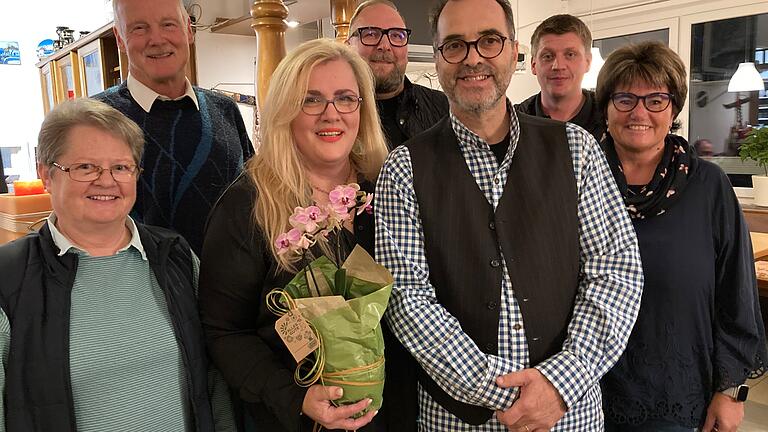 Blumengrüße und beste Wünsche für die neuen Pächter der TG-Gaststätte (von links): Sabine Horz, als Schatzmeisterin der TG 48, Vorstandsmitglied Reginhard von Hirschhausen, Maria Davaki und Ioannis Margaritis, dahinter Alexander Borst und  Steffen Schmöger von der Brauerei Roth, sowie Anita Dietrich, als sportliche Leiterin des Vereins. 