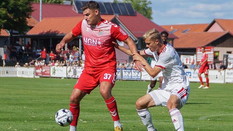 Christopher Bieber (links) hat seinen Vertrag beim TSV Aubstadt um ein weiteres Jahr bis Juni 2024 verlängert.