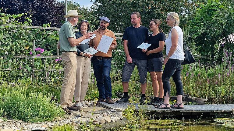 Urkundenverleihung 'Naturgarten Bayern blüht' in Iphofen mit&nbsp; (von links) Kreisvorsitzendem Karl Wolf, Christine Bender, Pascal Bunk, Thomas März, Marion Rönninger und Evelyn Hatzung.