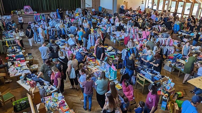 Baby- und Kinder-Flohmarkt in der Oskar-Herbig-Halle in Mellrichstadt.