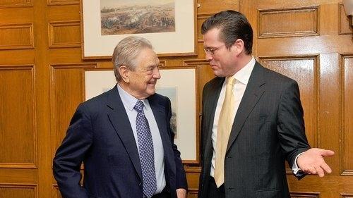 zu Guttenberg: USA-Reise       -  Bundeswirtschaftsminister Karl-Theodor zu Guttenberg (CSU, r) trifft George Soros, den US-amerikanischen Investmentbanker ungarischer Herkunft, am Sonntagabend in New York.