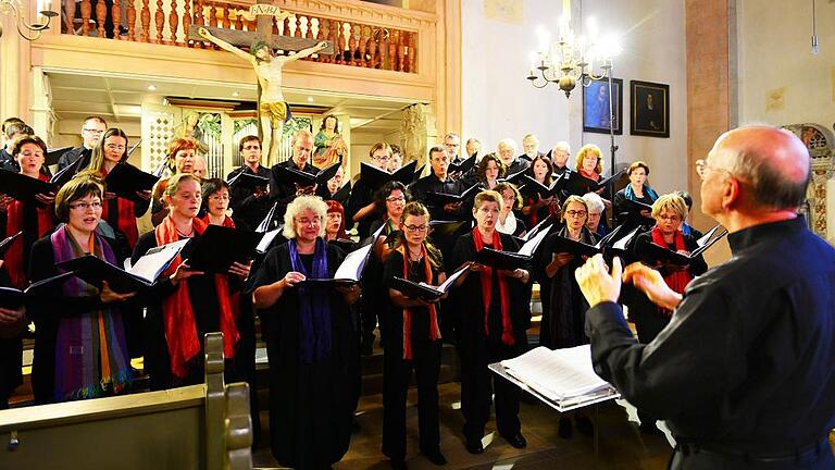 Hohe Gesangskunst: In nur wenigen Tagen Probenarbeit hat Professor Christfried Brödel seine Meißner Kantorei und Teilnehmer an der Singwoche für neue Kirchenmusik zu einem einheitlichen Klangkörper von höchster Perfektion und gesanglicher Leistungsfähigkeit geformt.