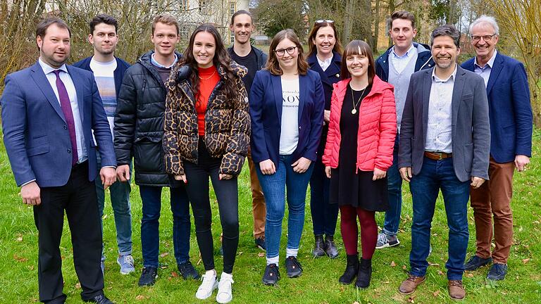 Alumni-Tag am Franken-Landschulheim Schloss Gaibach (von links): Oberstufenkoordinator Marco König, Jonas Weigand, Felix Pulvermüller, Sina Knaup, Moritz Dürr, Luise Heß, Jutta Trips (IfT), Laura Feuerbach, Axel Gleichmann, Oberstufenkoordinator Helmut Kneißl und Schulleiter Bernhard Seißinger.