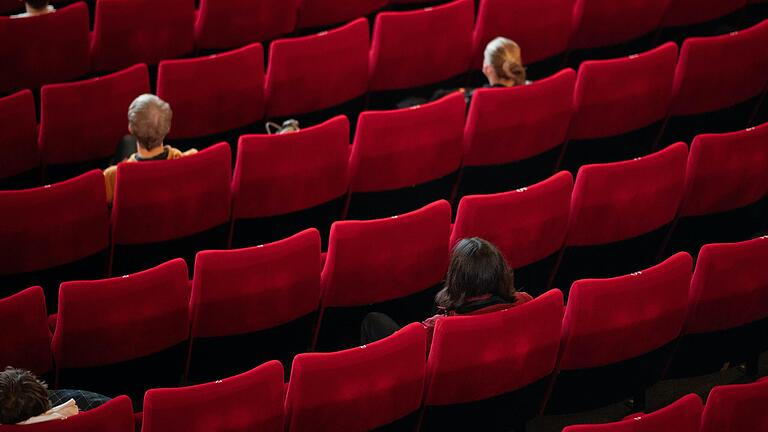 Kultur in Bayern nur noch mit großem Abstand: Viele Kulturschaffende in Mainfranken fühlen sich durch die bayerischen Corona-Regeln von der Staatsregierung ungerecht behandelt.