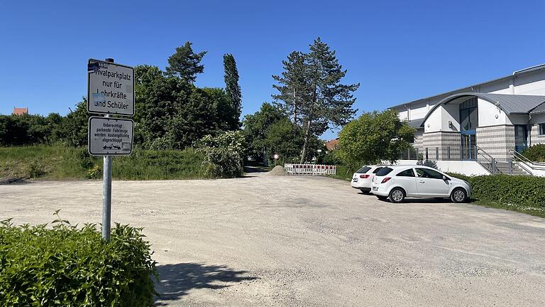 Auf dem Schotterparkplatz in der Franz-Marschall-Straße neben der Landkreishalle in Bad Neustadt will der Landkreis ein neues Schülerwohnheim bauen. Auf dem Schotterparkplatz in der Franz-Marschall-Straße neben der Landkreishalle in Bad Neustadt will der Landkreis ein neues Schülerwohnheim bauen.