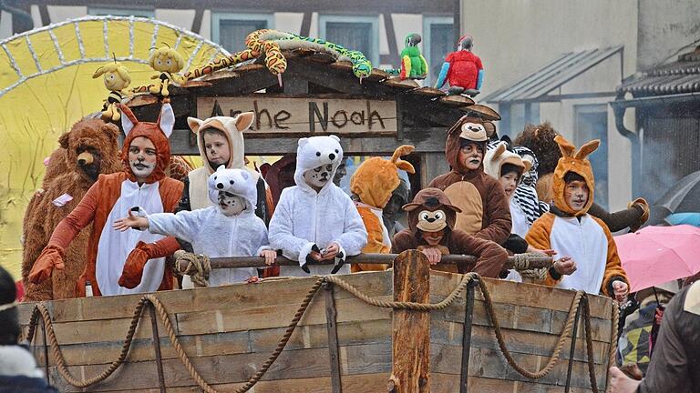 Die Arche Noah mit den verschiedenen Tieren, die vor der Flut gerettet werden sollten, sah man beim Faschingszug in Trappstadt.