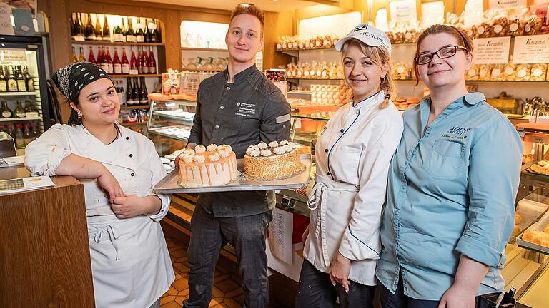 Kilian Dauenhauer mit seinen Mitarbeiterinnen (von links) Nadja Friedl, Anita Volosune und Natalie Katz im Café Kehl in Dettelbach.