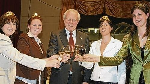 Ein Prosit auf den Ruhestand: Landrat Armin Grein mit den Weinprinzessinnen (von links) Sonja Köhler (Karlburg), Susanne Gehrig (Retzbach), Madlen Kandler (Homburg) und Andrea Martin (Erlenbach).