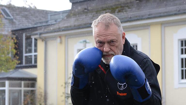 Boxtrainer Edgar Feuchter vor dem Bad Kissinger Tattersall. Foto: Jürgen Schmitt       -  Boxtrainer Edgar Feuchter vor dem Bad Kissinger Tattersall. Foto: Jürgen Schmitt