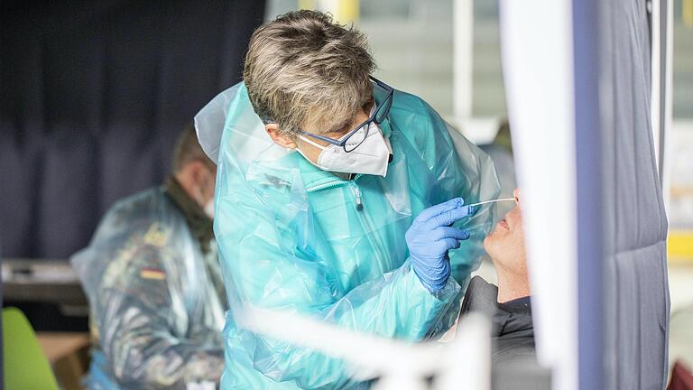 In den Corona-Schnelltestzentren der Roten Kreuzes im Landkreis Haßberge ändern sich die Öffnungszeiten. Unser Foto entstand in der Eishalle in Haßfurt. In den Corona-Schnelltestzentren der Roten Kreuzes im Landkreis Haßberge ändern sich die Öffnungszeiten. Unser Foto entstand in der Eishalle in Haßfurt.