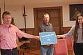 Freuen sich über die Auszeichnung (von links) Bürgermeister Thomas Helbling,&nbsp; der städtische IT-Beauftragte Christian Bregulla und Stadtverwaltung-Mitarbeiterin Yvonne Schubert.