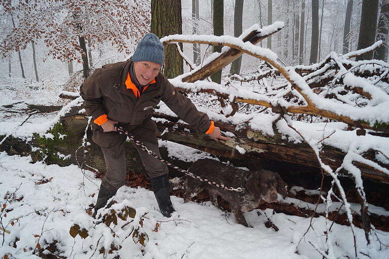 Försterin Petra Diener zeigt Pilze, die auf dem Totholz im Wald wachsen. Försterin Petra Diener zeigt Pilze, die auf dem Totholz im Wald wachsen.