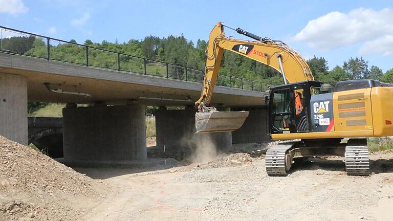 Seit 2019 läuft die Baustelle bei Binsfeld. Mitte September soll der Verkehr dann über die neue Brücke fließen. Seit 2019 läuft die Baustelle bei Binsfeld. Mitte September soll der Verkehr dann über die neue Brücke fließen.