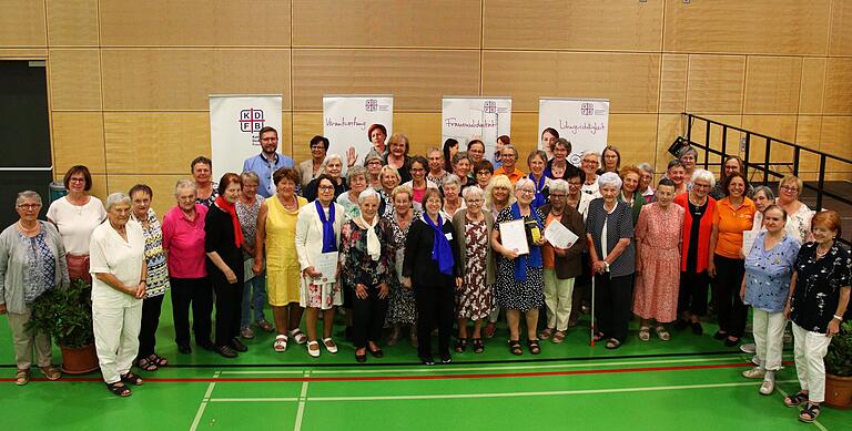 Gruppenbild mit Herr: Alle Mitglieder des Wiesentheider Frauenbundes (KDFB), die beim 60-jährigen Jubiläum in der Steigerwaldhalle mit dabei waren, stellten sich zum Foto. Bürgermeister Klaus Köhler hatte die Ehre und durfte als einziger Mann mit aufs Bild (hinten links). Gruppenbild mit Herr: Alle Mitglieder des Wiesentheider Frauenbundes (KDFB), die beim 60-jährigen Jubiläum in der Steigerwaldhalle mit dabei waren, stellten sich zum Foto. Bürgermeister Klaus Köhler hatte die Ehre und durfte als einziger Mann mit aufs Bild (hinten links).