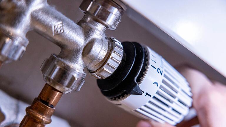 Thermostat an einem Heizkörper       -  Gründe für die überdurchschnittliche Gasentnahme aus den Speichern sind laut GIE die derzeit europaweit niedrigen Temperaturen sowie der Transitstopp russischen Gases durch die Ukraine seit Jahresbeginn.