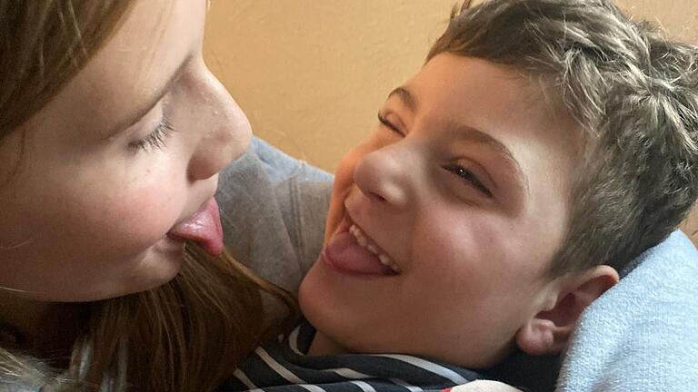 Nico liebt seine Schwestern Melissa und Emilia. Vor allem, wenn sie Quatsch mit ihm machen. Nico liebt seine Schwestern Melissa und Emilia. Vor allem, wenn sie Quatsch mit ihm machen.