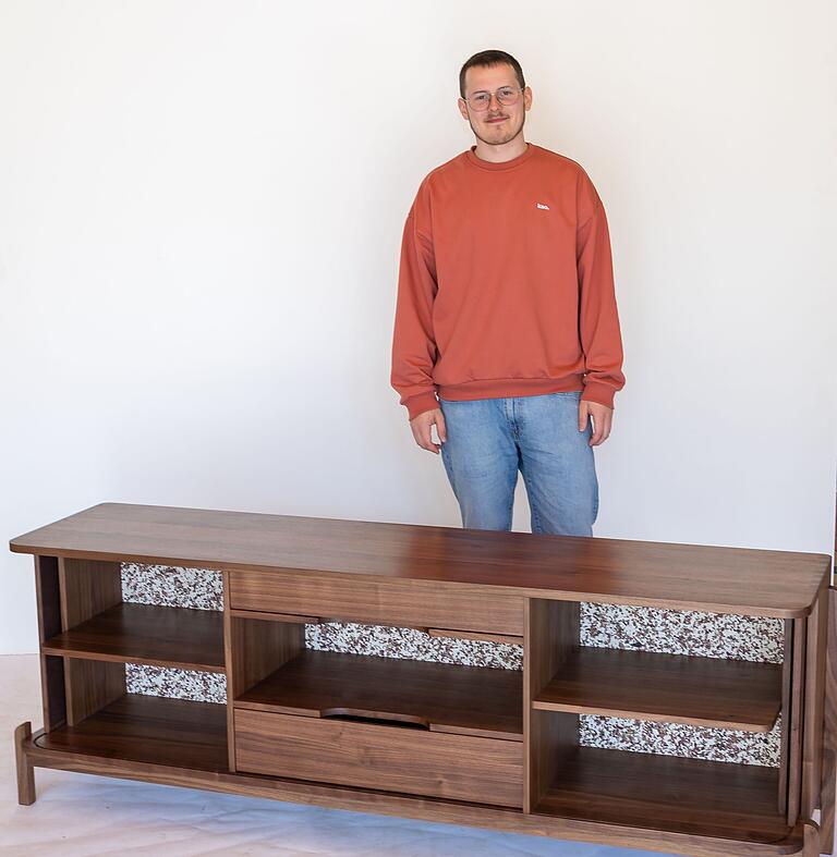 Thomas Lehnes mit seinem Sideboard aus Nussbaum. Die Rollladenfront versteckt sich gerade auf der Rückseite des Möbels. Thomas Lehnes mit seinem Sideboard aus Nussbaum. Die Rollladenfront versteckt sich gerade auf der Rückseite des Möbels.