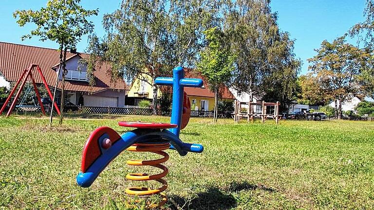 Der Spielplatz am Volkacher Sambühl soll einer Wohnbebauung weichen. Der Stadtrat hat die entsprechende Änderung des Bebauungsplans beschlossen. Allerdings könnten Anwohner noch juristisch gegen die Entscheidung vorgehen. Der Spielplatz am Volkacher Sambühl soll einer Wohnbebauung weichen. Der Stadtrat hat die entsprechende Änderung des Bebauungsplans beschlossen. Allerdings könnten Anwohner noch juristisch gegen die Entscheidung vorgehen.