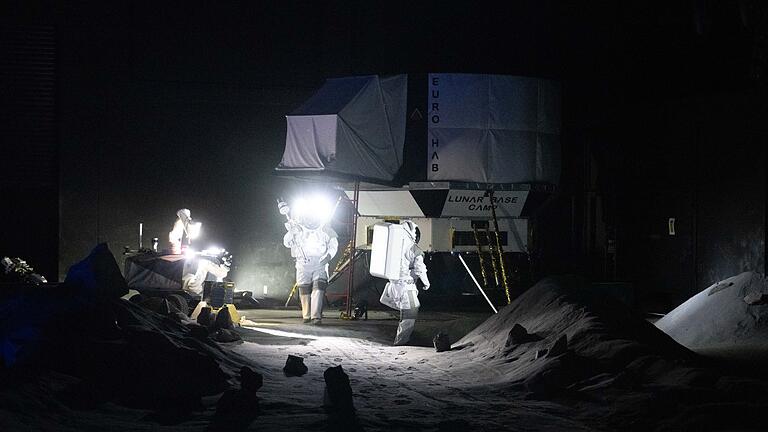 Mond-Trainingsanlage in Köln eröffnet - Zwei Menschen simulieren eine Trainingseinheit in der neuen Luna-Halle im Rahmen der Eröffnungsfeierlichkeiten im Europäischen Astronautenzentrum (Eac) der Esa. Mond-Trainingsanlage in Köln eröffnet - Zwei Menschen simulieren eine Trainingseinheit in der neuen Luna-Halle im Rahmen der Eröffnungsfeierlichkeiten im Europäischen Astronautenzentrum (Eac) der Esa.