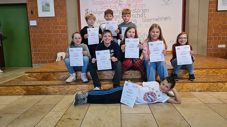 Auszeichnung für die Klassen 5a und 5b der Leo-Weismantel-Realschule Marktbreit beim Gestaltungswettbewerb „Demokratie“ des KJR Kitzingen.