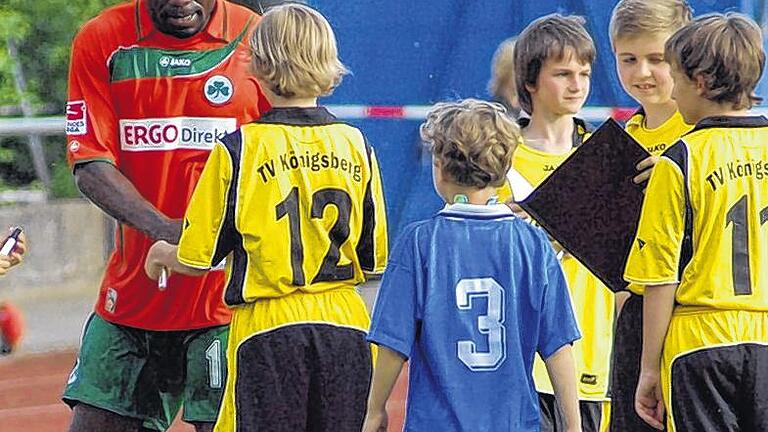 Autogramme gab's natürlich auch: Gerald Asamoah versorgte die Kinder in Königsberg. Autogramme gab's natürlich auch: Gerald Asamoah versorgte die Kinder in Königsberg.