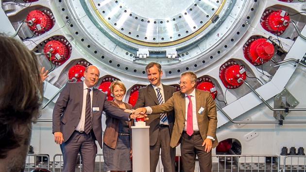 Mit dem Druck auf den roten Knopf ging das Prüfzentrum von SKF für Großlager in Betrieb. Von links: Deutschland-Chef Martin Johannsmann, Technologievorstand Victoria Van Camp, der Leiter des Centers, Martin Göbel, und Konzernchef Alrik Danielson.