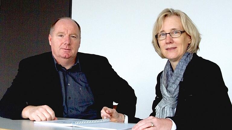 Durch Zufall zu den Blutplättchen gekommen und dabei geblieben: Biologe Professor Bernhard Nieswandt, hier mit Professorin Carolin Kisker. Die beiden leiten das Rudolf-Virchow-Zentrum der Uni Würzburg.