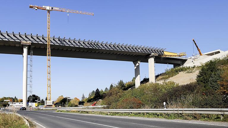 Kurz vor dem Ende: Sonniges, warmes Wetter verhindert am Montag den Brückenschlag der Heidingsfelder Talbrücke.